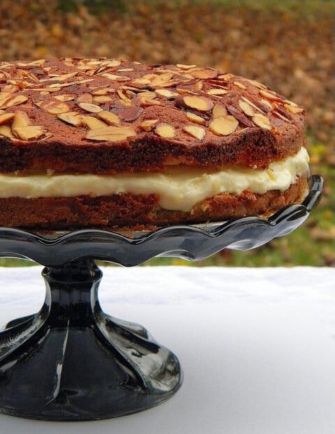 BEE STING CAKE (BIENENSTICH)